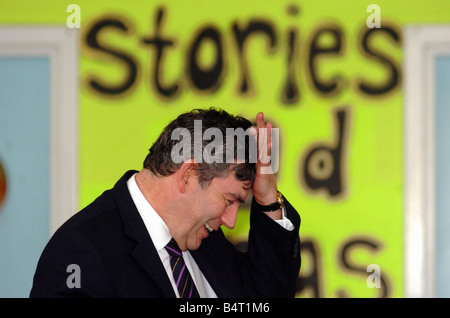 Le ministre des Finances Gordon Brown photographié au cours d'une visite à l'école primaire à Gabalfa rencontrez les parents et discuter de l'introduction du gouvernement s child trust fund 5th jan 2005 Banque D'Images