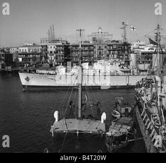 Crise de Suez 1956 L 4000 tonne mouilleur de Manxman devient le premier navire à naviguer sur le canal après un canal a été effacé pour permettre aux navires de jusqu'à 10000 tonnes d'entrer dans l'avant-plan l'Epave submergée d'une Égyptienne suceuse peut être vu Banque D'Images