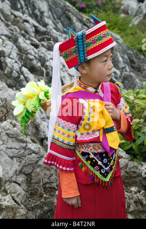 Chine, Province du Yunnan, Kunming, Shilin, la forêt de pierre, les jeunes visiteurs chinois habillés en costumes locaux Personnes Sani Banque D'Images