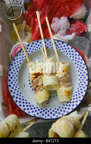 Chine, Province du Yunnan, Dali, vieille ville, rue de la Chine, de l'alimentation des collations aux crêpes roulées Banque D'Images