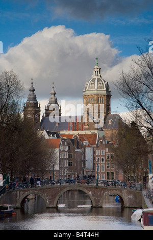 Oudezijds Achterburgwal canal et Saint Nicolas (St Nicolaas Kerk), Amsterdam, Pays-Bas Banque D'Images