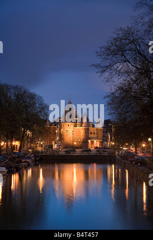 Kloveniers Burgwal canal et Waag bâtiment historique, le Nieuwmarkt, Amsterdam, Pays-Bas Banque D'Images