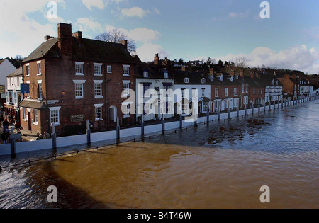 Les obstacles empêchent les inondations du côté du bras Severn Bewdley sec ont gardé de défense contre les inondations du côté du bras Severn à sec du nord cependant il y a eu des inondations sur le côté du bras Severn et certaines parties de l'Amérique du Nord les parkings de Dog Lane beaucoup de gens sont venus pour voir le travail de défense contre les inondations Banque D'Images