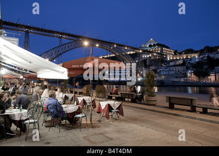 Café en plein air sur le fleuve Douro, quartier de Ribeira, Porto (UNESCO World Heritage), Portugal Banque D'Images