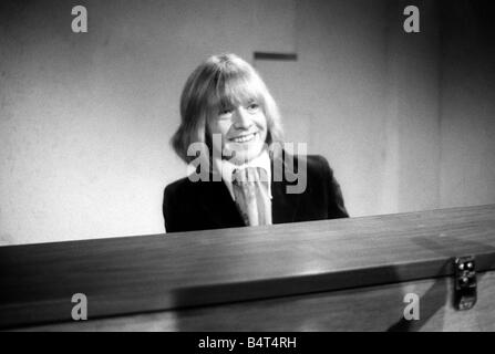 Groupe pop les Rolling Stones Décembre 1968 pendant les répétitions à la Wembley Park Studios pour quand ils participent à l'émission de télévision le samedi Frost Brian Jones vu ici au piano Banque D'Images