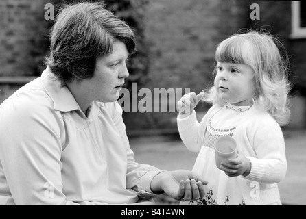 Louise Brown test tube baby mai 1980 et sa mère Lesley Brown à la maison à Bristol Louise a été le premier bébé éprouvette et fait l'histoire quand elle est née en 1978 Banque D'Images