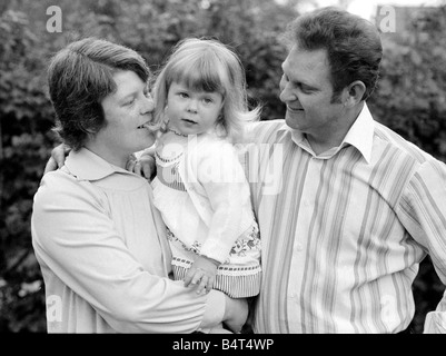 Louise Brown test tube baby mai 1980 et ses parents, Lesley et John Brown à la maison à Bristol Louise a été le premier bébé éprouvette et fait l'histoire quand elle est née en 1978 2305 1980 Kent Gavin DM Banque D'Images