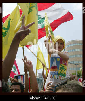 Bâtiment de l'Organisation des Nations Unies à Beyrouth Liban Juillet 2006 furieux les partisans du Hezbollah au cours d'une attaque aérienne israélienne à Cana, qui a tué jusqu'à 50 réfugiés Manifestation devant le bâtiment des Nations Unies à Beyrouth Liban Dimanche 30 Juillet 2006 Des milliers de partisans du Hezbollah de nombreuses brûlures U S et U N drapeaux à l'échelle des clôtures brisées verre blindé et ont jeté des pierres à l'édifice avant d'assaut les barrières et accès au rez-de-chaussée de l'immeuble Banque D'Images