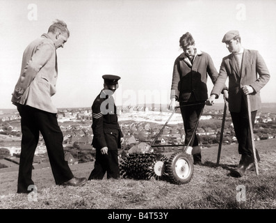 Meurtre Crime Keith Lyon Mai 1967 à l'aide de la Police d'un détecteur de métal magnétique afin de voir si elle déterre toute preuve Keith Lyon s corps a été retrouvé le 6 mai 1967 sur une allée cavalière dans une zone entre Ovingdean Woodingdean et East Sussex connu sous le nom de Happy Valley l'arme du crime a été retrouvé quelques jours plus tard dans la cour de l'école d'un mille le couteau était encore tachée de sang avec Keith s que d'une autre personne inconnue Mai 1967 Banque D'Images