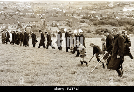 Meurtre Crime Keith Lyon Mai 1967 La police et les membres du public recherchez les South Downs Keith Lyon s corps a été retrouvé le 6 mai 1967 sur une allée cavalière dans une zone entre Ovingdean Woodingdean et East Sussex connu sous le nom de Happy Valley l'arme du crime a été retrouvé quelques jours plus tard dans la cour de l'école d'un mille le couteau était encore tachée de sang avec Keith s que d'une autre personne inconnue Keith Lyon s corps a été retrouvé le 6 mai 1967 sur une allée cavalière dans une zone entre Ovingdean Woodingdean et East Sussex connu sous le nom de Happy Valley l'arme du crime a été retrouvé quelques jours plus tard dans la cour de l'école à 800 mètres de la Banque D'Images