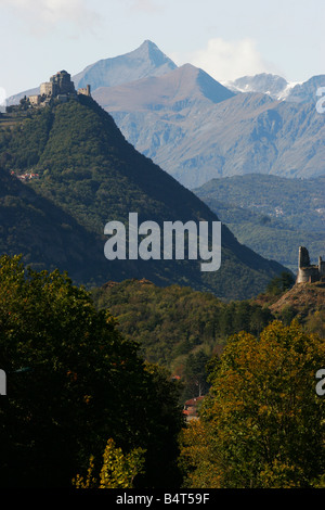 Sacra di San Michele (abbaye de San Michele) dans le Piémont près de Turin dans le Val di Susa, avec les ruines du château Avigliana et le pic Rocciamelone. Banque D'Images