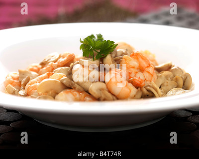 Style Chinois en bonne santé Crevettes sautées au gingembre et aux champignons repas avec pas PeopleServed Dans un bol Banque D'Images