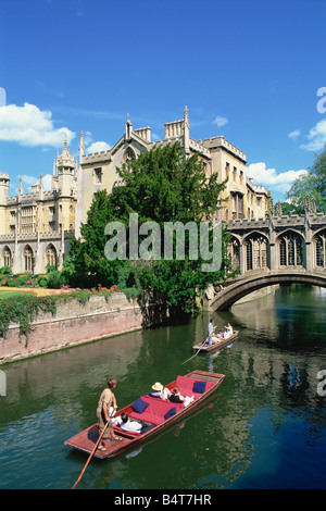 L'Angleterre, Cambridge, Cambridgeshire, barques sur la rivière Cam à Pont des Soupirs et de Saint John's College Banque D'Images