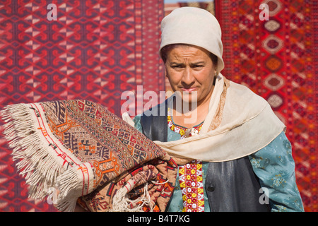 Le Turkménistan, Ashgabat, (Ashkhabad), Tolkuchka Bazar, vendeur de tapis Banque D'Images