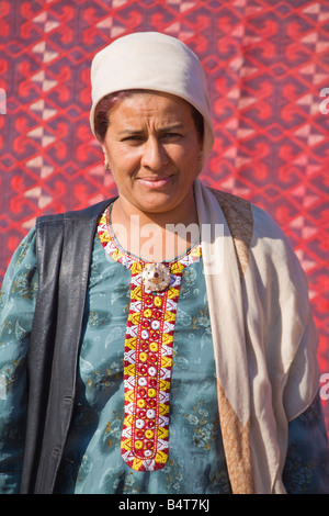 Le Turkménistan, Ashgabat, (Ashkhabad), Tolkuchka Bazar, vendeur de tapis Banque D'Images