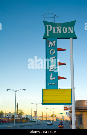 USA, New Mexico, Albuquerque, Route 66, Pinon Motel sign Banque D'Images