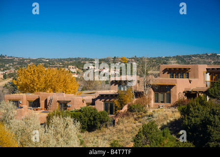 USA, New Mexico, Santa Fe, maisons traditionnelles de style adobe Banque D'Images