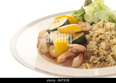 Farine de riz Pesto fraîchement cuisiné avec du poulet et une salade mixte isolé sur un fond blanc avec aucun peuple Banque D'Images