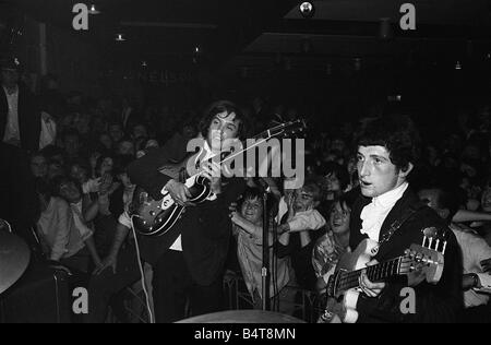 Ray Davies et Dave Davies de The Kinks pop groupe sur scène pendant un concert septembre 1964 Banque D'Images