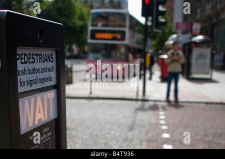 Zone piétonne (Pelican) croisement avec 'Wait' allumé. Banque D'Images