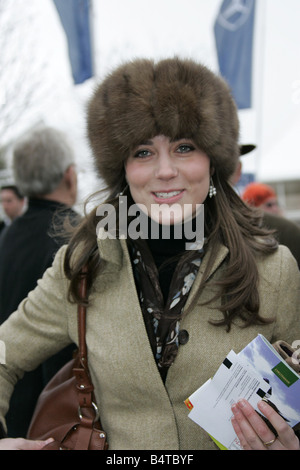 Prince William s amie Kate Middleton vue ici d'arriver à la Cheltenham Gold Cup Festival le jour où il a été annoncé que William et sa petite amie Kate Middleton sont à diviser en invoquant la pression médiatique intense parmi les raisons de l'échec de leur relation Image chapeau de fourrure Manteau Beige sac à main shinereview Smiling 2000s2006 Banque D'Images