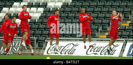 Les joueurs du Pays de Galles dans la formation au stade Liberty Swansea de gauche à droite James Collins Mark Delaney Paul Parry Joe Ledley Robert Earnshaw 14e Août 2006 Banque D'Images