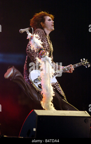 Avec le bassiste Nicky Wire Manic Street Preachers illustré lors du Tsunami Relief Concert au Millennium Stadium le 22 janvier 2005 Banque D'Images