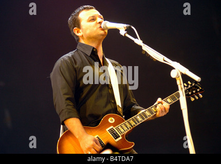 James Dean Bradfield chanteur avec le Manic Street Preachers illustré lors du Tsunami Relief Concert au Millennium Stadium le 22 janvier 2005 Banque D'Images