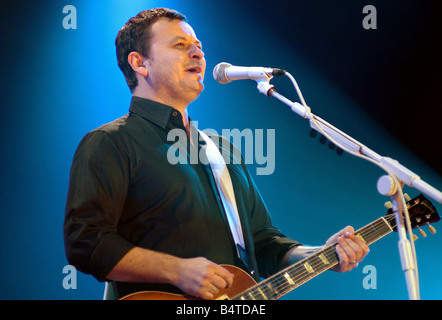 James Dean Bradfield chanteur avec le Manic Street Preachers illustré lors du Tsunami Relief Concert au Millennium Stadium le 22 janvier 2005 Banque D'Images