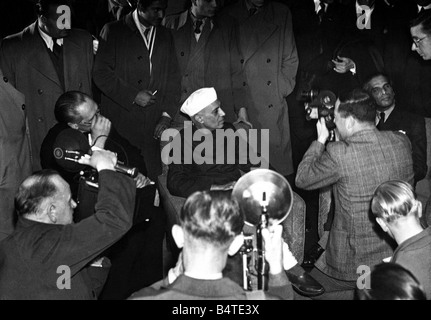 Pandit Jawaharlal Nehru, premier ministre de l'Inde lors d'une conférence de presse à Londres Angleterre Octobre 1948 Banque D'Images