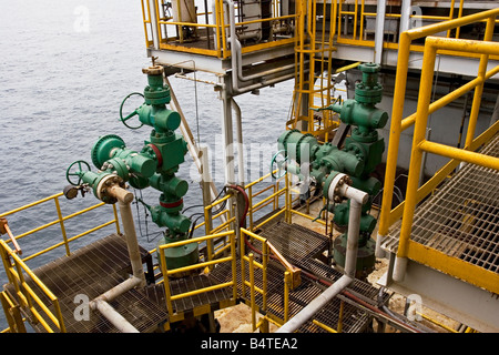 Domaine de la tête de puits de production de pétrole et de gaz offshore de forage marin au large de la côte du Gabon Banque D'Images