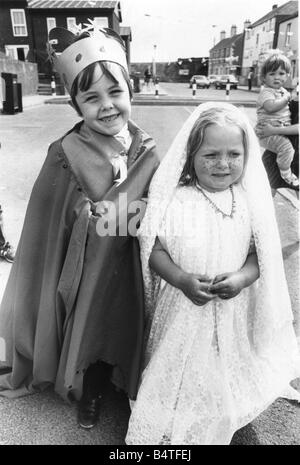 Une Street Party célébrant le mariage de Lady Sarah Ferguson et le Prince Andrew en juillet 1986 C'est le duo Royal cette fois, il s Michael Bell six et sa sœur Kate trois ayant leur propre cérémonie de mariage une fête de quartier en vue d'abattage Walker Banque D'Images