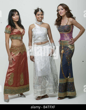 Fonction Bollywood Mai 2004 SOFIA HAYAT RIVONA ESSOP HEIDI MUMFORD portant des vêtements de mode de vêtements de style indien Banque D'Images