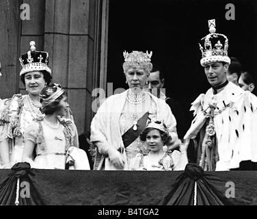 Reine mère MSI L avec d'autres membres de la famille royale sur le balcon du palais de Buckingham après le couronnement du roi George VI en 1937 Banque D'Images