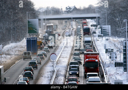 Matin, le trafic sur l'autoroute M8 de neige Février 2003 après avoir créé la misère pour les automobilistes un huit mille jam formé comme les banlieusards a essayé d'entrer dans la ville Banque D'Images