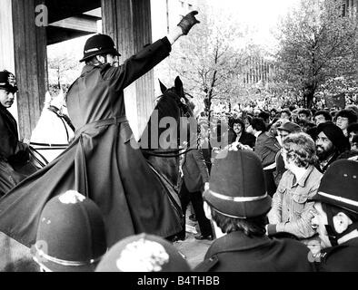 8000 personnes se sont joints à la marche pour l'harmonie raciale à Coventry, mais c'est terminée avec 74 arrestations quelque 200 groupes se sont joints à la protestation contre les préjugés raciaux et la violence à Coventry déclenché par l'assassinat de 20 ans Satnam Singh Gill quelques semaines plus tôt à Coventry shopping precinct la procession était de bonne humeur car elle threaded son chemin dans le centre-ville de Edgwick Park Foleshill il y avait des chants et des tambours bruyants mais pas d'affrontements, la difficulté a commencé alors qu'ils approchaient Broadgate et un grand nombre de skinheads qui jalonnaient le trajet ont commencé à lancer des missiles sur les manifestants ils ont donné Banque D'Images