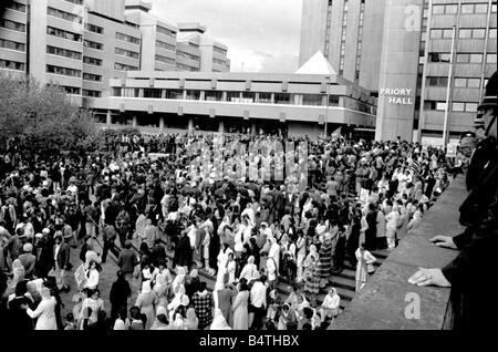 La senes à la place de la cathédrale à la fin du mois de mars 8000 personnes se sont joints à la marche pour l'harmonie raciale à Coventry, mais c'est terminée avec 74 arrestations quelque 200 groupes se sont joints à la protestation contre les préjugés raciaux et la violence à Coventry déclenché par l'assassinat de 20 ans Satnam Singh Gill quelques semaines plus tôt à Coventry shopping precinct la procession était de bonne humeur car elle threaded son chemin dans le centre-ville de Edgwick Park Foleshill il y avait des chants et des tambours bruyants mais pas d'affrontements, la difficulté a commencé alors qu'ils approchaient Broadgate et un grand nombre de skinheads qui jalonnaient le Banque D'Images