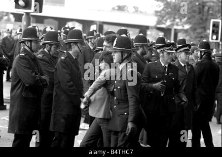 8000 personnes se sont joints à la marche pour l'harmonie raciale à Coventry, mais c'est terminée avec 74 arrestations quelque 200 groupes se sont joints à la protestation contre les préjugés raciaux et la violence à Coventry déclenché par l'assassinat de 20 ans Satnam Singh Gill quelques semaines plus tôt à Coventry shopping precinct la procession était de bonne humeur car elle threaded son chemin dans le centre-ville de Edgwick Park Foleshill il y avait des chants et des tambours bruyants mais pas d'affrontements, la difficulté a commencé alors qu'ils approchaient Broadgate et un grand nombre de skinheads qui jalonnaient le trajet ont commencé à lancer des missiles sur les manifestants ils ont donné Banque D'Images