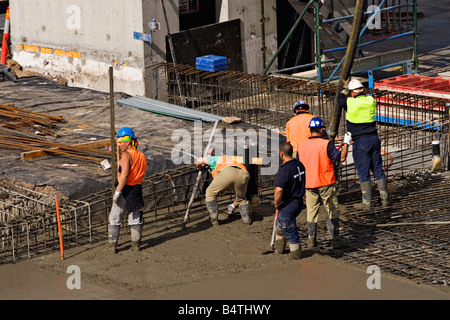 Construction / Les travailleurs de la construction pour le ciment sur un chantier.Melbourne Victoria en Australie. Banque D'Images