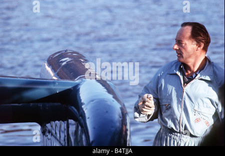 Anniversaire en ce jour 23 juillet 1955 adeptes de vitesse britannique Donald Campbell brise le record mondial de vitesse sur l'eau sur Ullswater dans le Lake District en Angleterre lorsqu'il atteint 32 202 mph dans son art Bluebird Donald Campbell jan 1967 qui a été tué lors de sa tentative de record de vitesse de l'eau dans Bluebird Banque D'Images