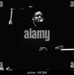 Count Basie pianiste jazz avril 1957 un photocall au Royal Festival Hall de Count Basie qui vient d'arriver d'Chicago USA Banque D'Images