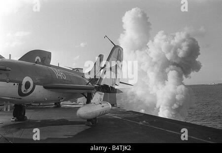 L'exercice 1965 porte-avions HMS Ark Royal Mars 1965 Fleet Air Arm Supermarine Scimitar sur l'aéronef au poste de pilotage de la Royal Navy le porte-avions Ark Royal de la fumée s'élève du côté du navire au cours de l'exercice de l'OTAN Mirrorpix Banque D'Images