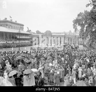 Couronnement de la reine Elizabeth II Juin 1953 Le Royal Coach transportant la reine Elizabeth II à l'occasion de son couronnement au cours de son voyage du palais de Buckingham à l'abbaye de Westminster La Reine a été réalisé dans les rues de la capitale dans un majestueux golden coach tiré par huit magnifiques chevaux gris Chefs d'état et de l'image des dirigeants de tous les pays du Commonwealth ont pris part à la procession menée dans leurs deux entraîneurs à l'abbaye Mirrorpix Banque D'Images