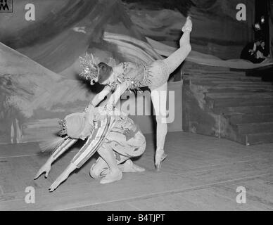 Margot Fonteyn danseuse de ballet en répétition avant de monter sur scène dans le Ballet La péri danse 1956 Mirrorpix costumes Banque D'Images