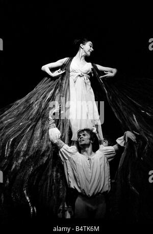 Rudolf Nureyev et Margot Fonteyn vu ici à la photo, appuyez sur appel pour le Royal Ballet s production de Pelleas et Melisande Entertainment Performance Danse Ballet 1969 Mars 1960 MirrorpixRoll B 69 680 24 jpg Banque D'Images