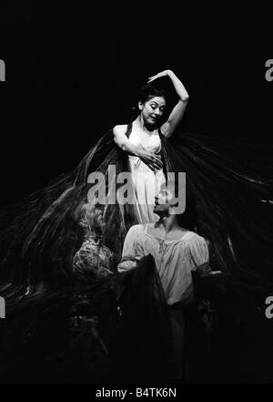 Rudolf Nureyev et Margot Fonteyn vu ici à la photo, appuyez sur appel pour le Royal Ballet s production de Pelleas et Melisande Entertainment Performance Danse Ballet 1969 Mars 1960 MirrorpixRoll B 69 680 25 jpg Banque D'Images