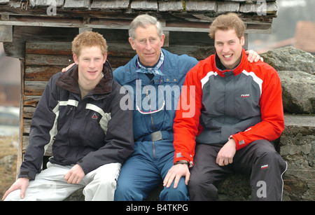 Le prince Harry et le Prince William qu'on voit ici avec leur père, le Prince Charles a pris en photo à Klosters Suisse Le Prince Charles a été plus entendu dire à quel point il n'aimait pas ces événements et son aversion pour la BBC Nicholas Witchal correspondant royal Banque D'Images