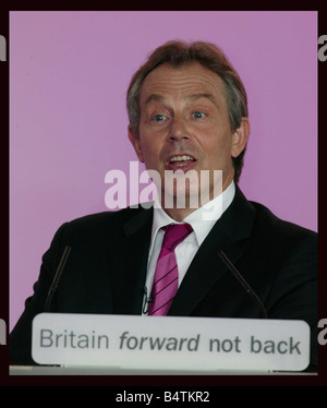 6 avril London U K Premier Ministre Tony Blair a commencé à faire campagne pour un troisième mandat aujourd'hui l'accent sur ses huit années au pouvoir, tandis que l'opposition conservateur a remis en question la capacité des électeurs à faire confiance à la parole du gouvernement au Parlement pour la dernière fois avant les électeurs vont se rendre aux urnes le 5 mai Blair a déclaré que le gouvernement travailliste a eu lieu vers le bas taux d'intérêt et le chômage chef conservateur Michael Howard a déclaré que Blair a brisé sa promesse de garder un couvercle sur les impôts demandent pourquoi les gens doivent-ils croire jamais les revoir Blair et Brown puis a assisté à une conférence de presse à Londres Banque D'Images