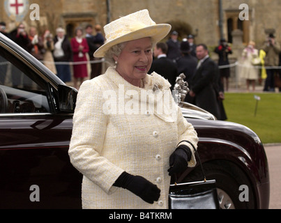 Sa Majesté la Reine Elizabeth II arrive pour la bénédiction avant le mariage du Prince Charles et Camilla Parker Bowles Avril 2005 Banque D'Images