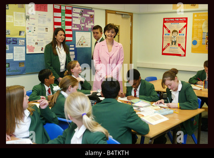 Tony Blair dans l'école Highland visites Enfield Londres du nord Avril 2005 accompagné de son épouse Cherie Blair Le Premier ministre et son wifemet les enfants et assisté à des cours à l'école 2000 mirrorpix Banque D'Images